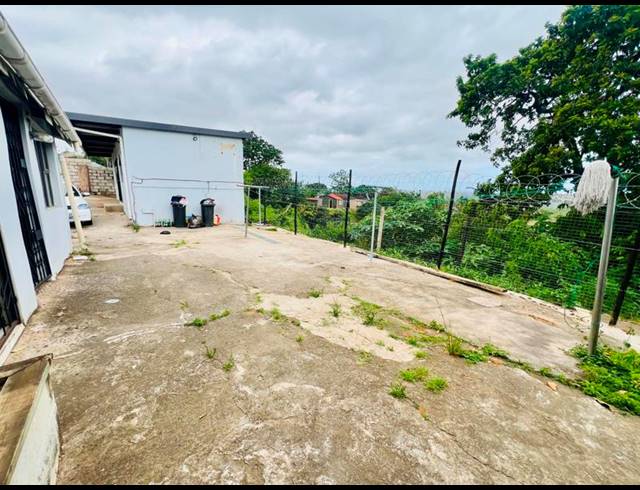 9 BEDROOM HOUSE FOR SALE IN KWAMASHU